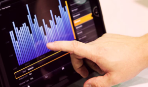 Mão, com o dedo tocando uma tela, que simboliza um sistema para web.